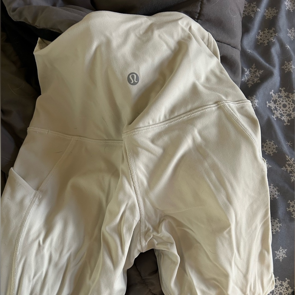 White Lulu lemon align with pocket 25 in